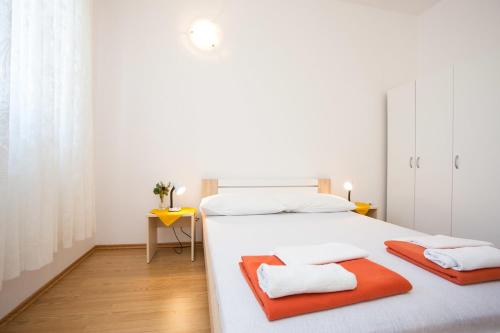 Posteľ alebo postele v izbe v ubytovaní Apartments Adriatic 3