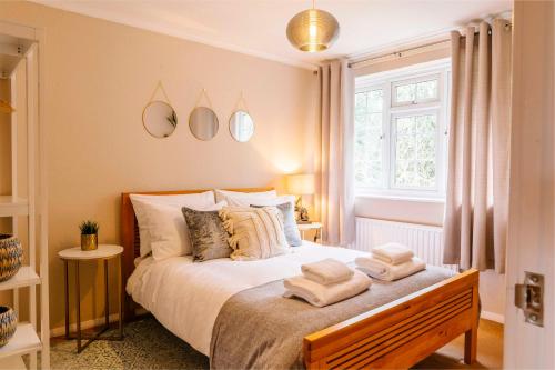 a bedroom with a bed with towels on it at Castle Gate by Spa Town Property - Central Location with Large Living Space in Warwick