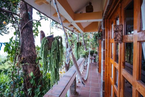 a walkway outside of a house with a tree at Hotel La Casa del Mundo in Jaibalito