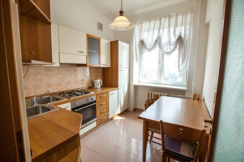 Кухня или мини-кухня в Апартаменты Брусника Красносельская 