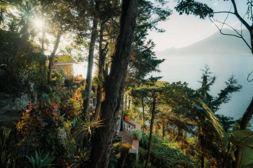 a view of the amalfi coast through trees at Hotel La Casa del Mundo in Jaibalito