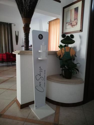 a room with a counter with a potted plant at Casa Sbrizza in Rosolini