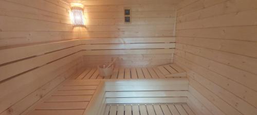 una sauna de madera con un cubo dentro en Márfi vendégház, en Magyarszerdahely