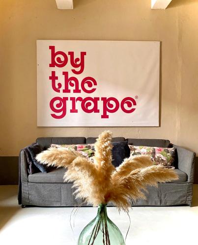 - un salon avec un canapé et une fleur dans un vase dans l'établissement Saint Paul le Marseillais Gites, à Mèze