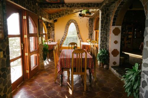 a dining room with a table and chairs at Hotel La Casa del Mundo in Jaibalito