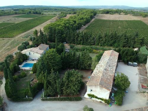 una vista aérea de una casa en un viñedo en Saint Paul le Marseillais Gites en Mèze