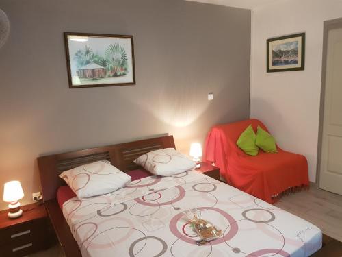 1 dormitorio con 1 cama, 1 mesa y 1 silla en Studio KASANACO avec vue la baie de Fort de France, en Les Trois-Îlets