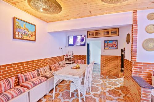 uma sala de estar com um sofá e uma mesa em AYMANE ROOFTOP budget panoramic HOTEL em Chefchaouen