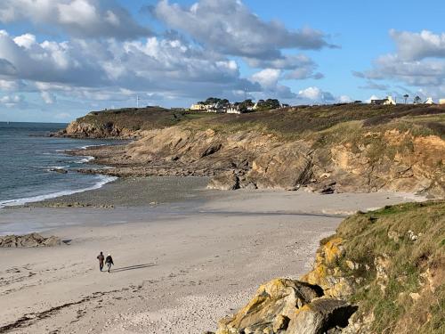 due persone che camminano su una spiaggia vicino all'oceano di Pied à terre pour des vacances au bord de la mer a Le Conquet