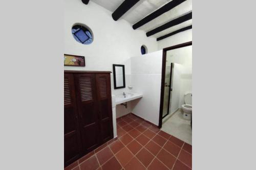 uma casa de banho com um lavatório e um WC em Casa Ceiba de Mirabel-Barichara em Barichara