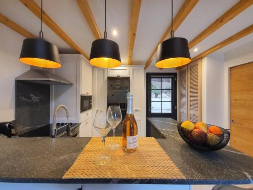 - une cuisine avec 2 verres à vin et un bol de fruits dans l'établissement Le Vallon des Pins, à La Cride