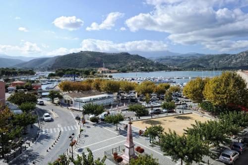 サン・フロランにあるT3 Plein centre de St Florentの港と山の景色