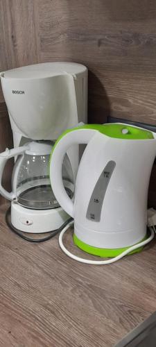 Kemudahan buat kopi dan teh di Pete Lajos Design Apartman