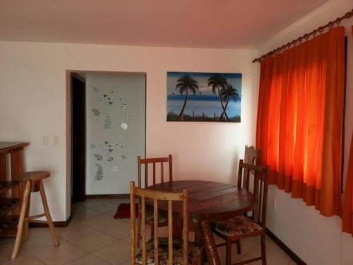 a dining room with a wooden table and chairs at PontaNegra Ponta do Sol 5D Luciene Vista deslumbrante para o mar in Natal