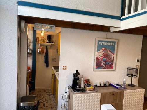 a kitchen with a counter in a room at Helios 105 wifi et terrasse in Barèges