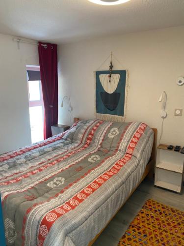 ein Schlafzimmer mit einem großen Bett in einem Zimmer in der Unterkunft Helios 105 wifi et terrasse in Barèges
