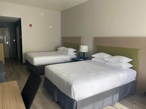 Letto o letti in una camera di Country Inn & Suites by Radisson, RJ Stadium - Tampa Airport East