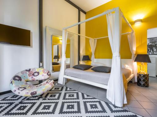 カリアリにあるSnob Luxury Suiteのベッドルーム1室(天蓋付きベッド1台付)、