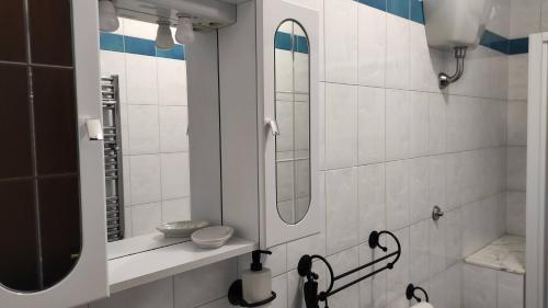 La salle de bains est pourvue d'un lavabo et d'un miroir. dans l'établissement Appartamento Paradiso Azzurro, à Porto Recanati