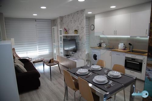 a kitchen and living room with a table and chairs at Apartment muy céntrico y diseño moderno 7' Laurel Vivienda de uso Turístico in Logroño