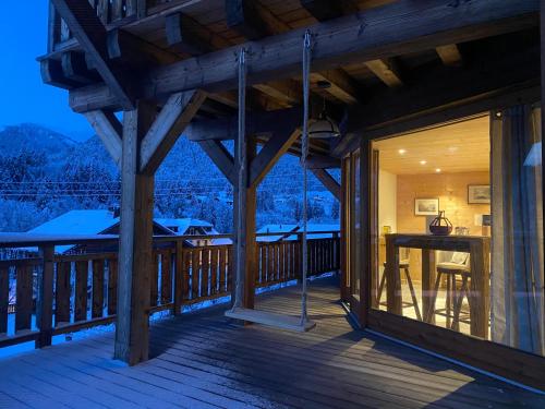 une terrasse avec vue sur les montagnes dans l'établissement LA PETITE AZALÉE, à Montriond