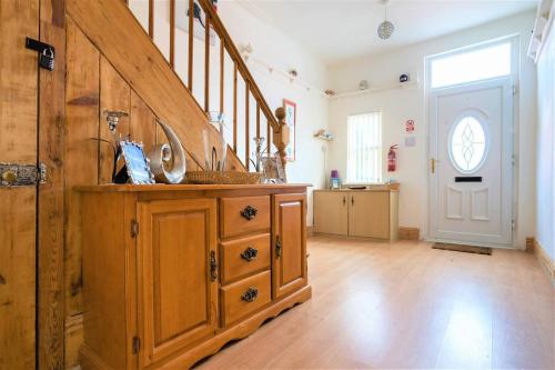 um quarto amplo com um armário de madeira e escadas em Charming 4-Bed Pet Friendly House in Liverpool em Liverpool