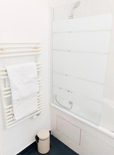 a bathroom with a shower and a toilet and towels at Appartement 7 pers à Disneyland Paris in Chessy