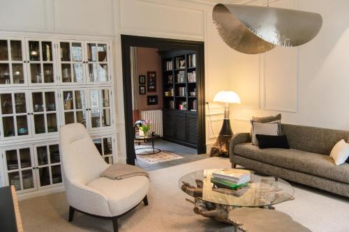 ein Wohnzimmer mit einer Couch und einem Tisch in der Unterkunft Villa Louisa in Saint-Malo