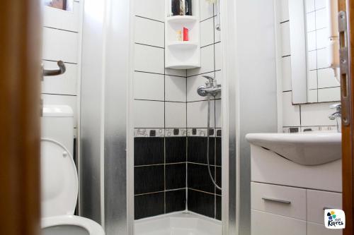 ein kleines Bad mit WC und Waschbecken in der Unterkunft Adria in Kupres