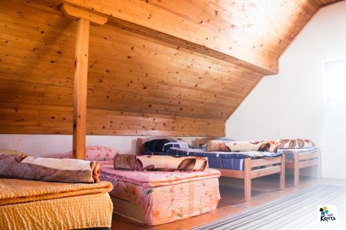 クープレスにあるAdriaのいくつかのソファと木製の天井のある部屋