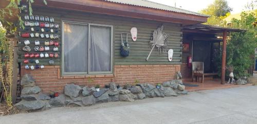 Une petite maison avec un groupe d'animaux devant elle dans l'établissement Cabañas Rukas Licantén, à Licantén