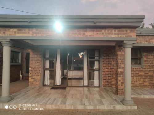 Muka bangunan atau pintu masuk Charis View Guest House