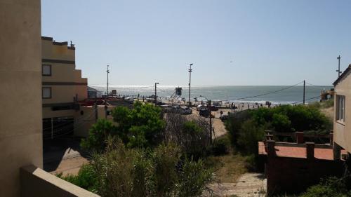 una vista de la playa desde un edificio del Apart Amabile Sul Mare en Villa Gesell