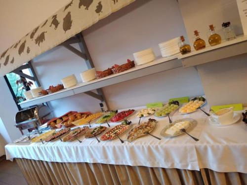 uma mesa de buffet com muitos tipos diferentes de alimentos em Osrodek Wypoczynkowy " BIESZCZADY" em Myczkowce