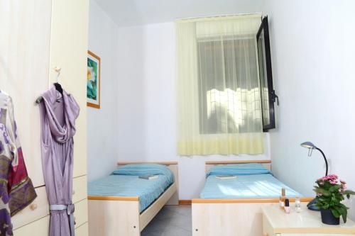 a room with two beds and a window at Ammiraglio in Campese