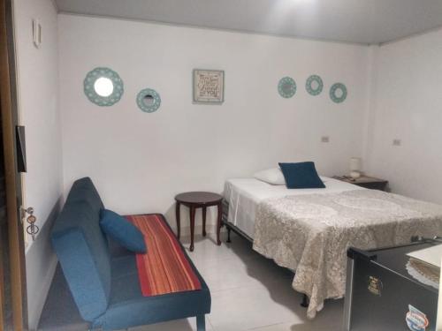 1 dormitorio con 1 cama y 1 silla en Casa De Polita en San Andrés