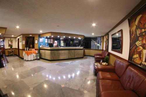 un vestíbulo con sofás y un bar en un edificio en Hotel Don Saul en Pasto