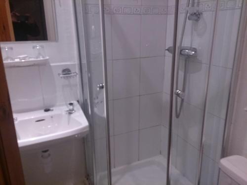 y baño con ducha, aseo y lavamanos. en Rose & Crown Hotel en Bainbridge