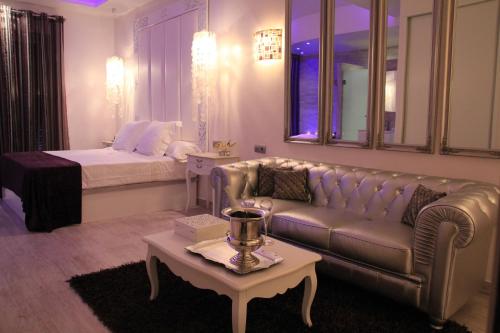 sala de estar con sofá y cama en Romantic Barcelona Apartment, en Barcelona