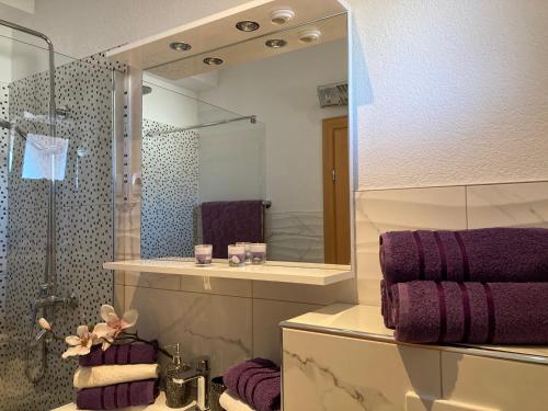 y baño con ducha y toallas púrpuras. en Villa Brekalo, en Trogir