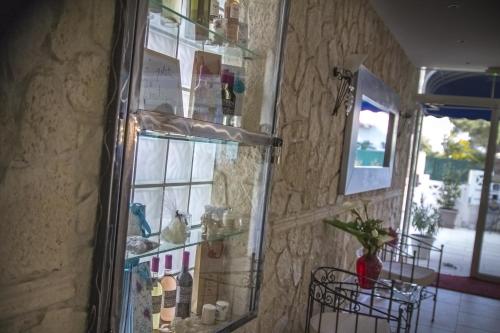 a room with a wall with a glass shelf at Hôtel Le Méditerranée in Hyères