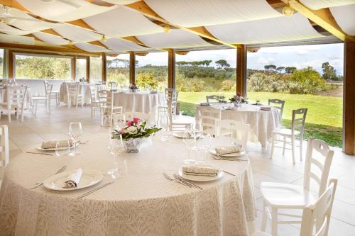 a wedding reception with white tables and chairs at Agriturismo Il Solengo in Cretone