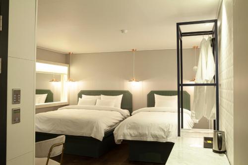 Un pat sau paturi într-o cameră la Sinan Equelim Hotel