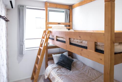 Двухъярусная кровать или двухъярусные кровати в номере nestay inn tokyo senju