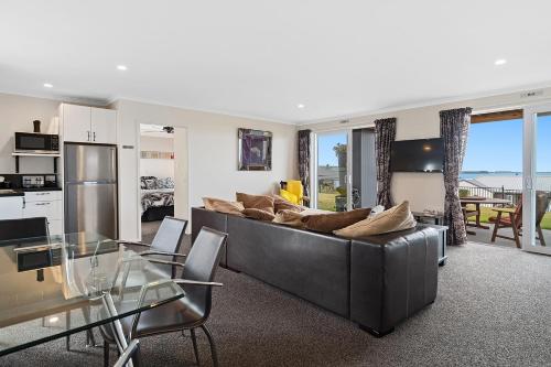 Kuchyň nebo kuchyňský kout v ubytování Omokoroa Sea View Apartment