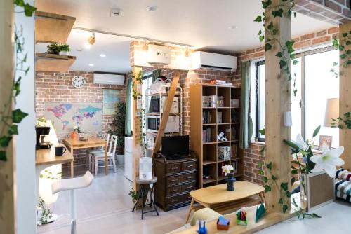 東京にあるnestay inn tokyo senjuのレンガ壁の客室