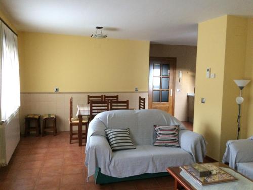 a living room with a couch and a table at Casa Rural El Pilón in Santibáñez el Alto