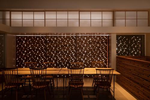 高山市にあるcup of tea ensembleの照明の壁のある部屋(テーブル、椅子付)