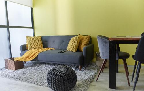 a blue couch in a living room with a table at Armónico departamento Ciudad de México in Mexico City