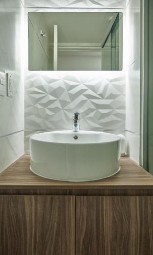 a bathroom with a white sink and a mirror at Armónico departamento Ciudad de México in Mexico City